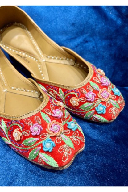 Red color Jutti in Thread work