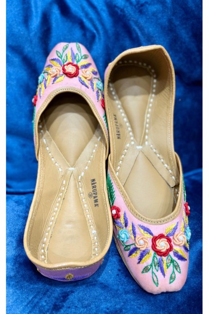 Pink color Jutti in Thread work